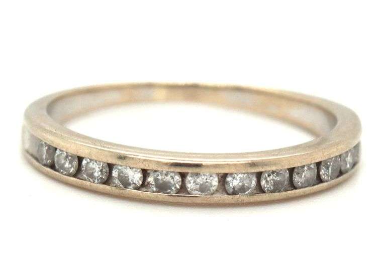 10kt White gold round brilliant cut diamond band