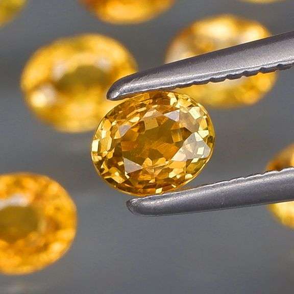 Full fire! 2.75ct top golden yellow Sapphire set