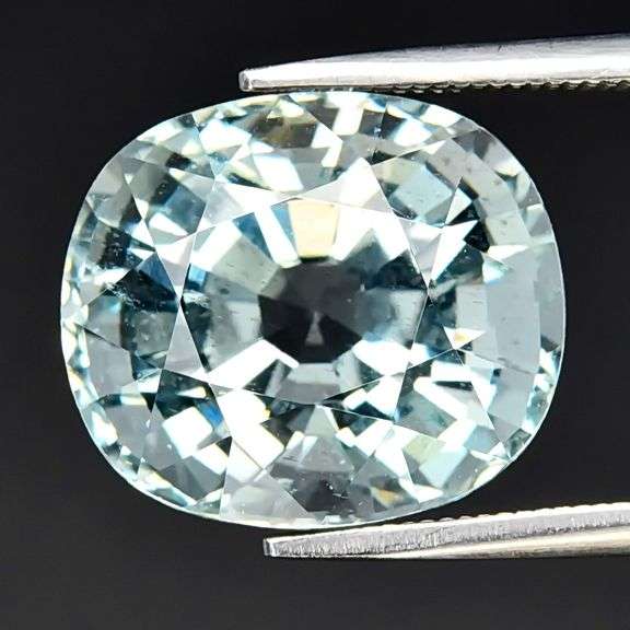 Insane flashing! 8.99 carats! Outstanding Nigerian Aquamarine!