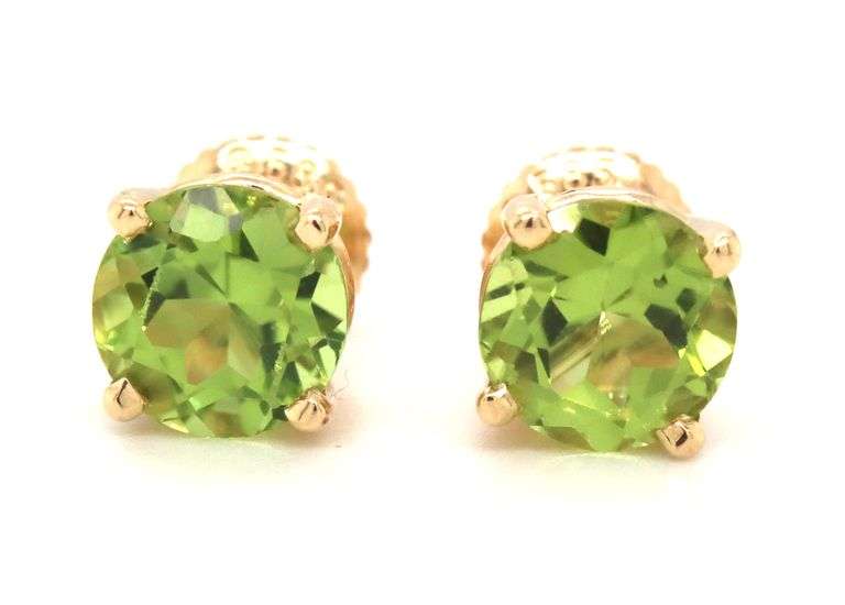 One pair of 14kt Yellow gold round Peridot stud earrings