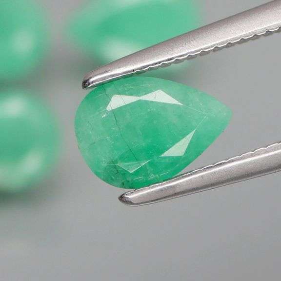 Pear shaped perfection! 2.56ct Colombian Emerald set!