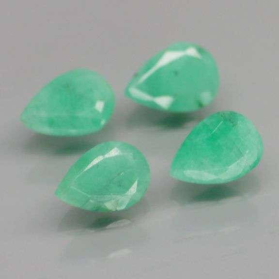 Pear shaped perfection! 2.56ct Colombian Emerald set!