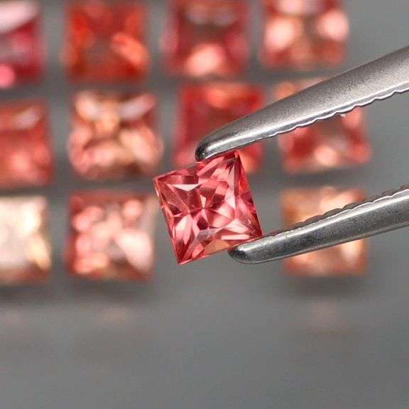 Autumn orange! Eye clean to VS grade 3.81ct Songean Sapphire set!