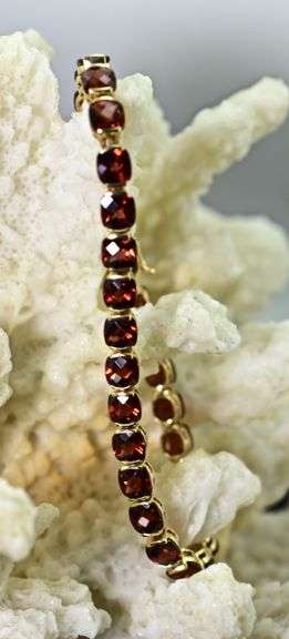 Lively 14K Yellow Gold Garnet Bracelet