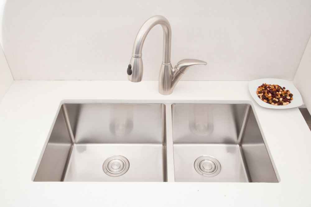 33-in. W CSA Approved Stainless Steel Kitchen Sink With 2 Bowl And 18 Gauge