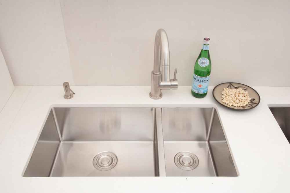 33-in. W CSA Approved Stainless Steel Kitchen Sink With 2 Bowl And 18 Gauge