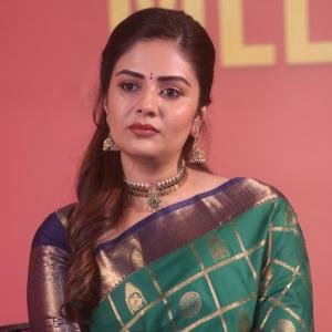Traditional look of Sreemukhi in gold zari saree at event
