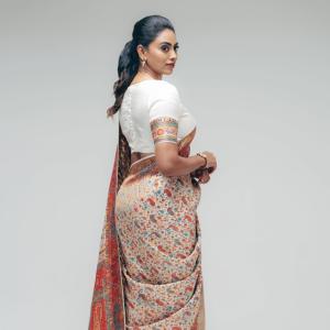 Kamakshi Bhaskarla showcases timeless traditional fashion style