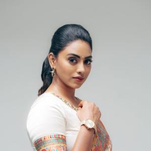 Kamakshi Bhaskarla showcases timeless traditional fashion style