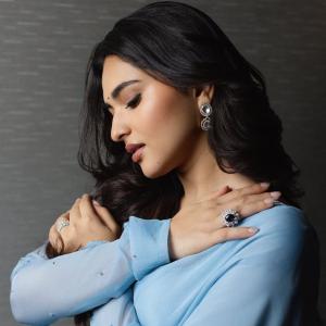 Kayadu Lohar Defines Elegance in a Dreamy Blue Saree