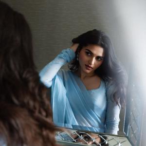 Kayadu Lohar Defines Elegance in a Dreamy Blue Saree