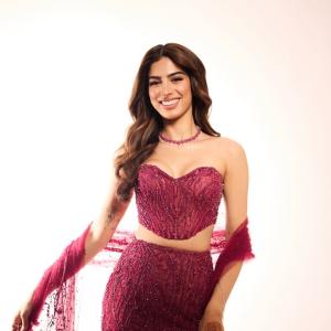 Khushi Kapoor’s Glamorous Maroon Fashion Moment