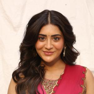 Rashi Singh Charms Fans With Her Elegant Ethnic Look