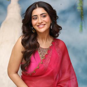 Rashi Singh Charms Fans With Her Elegant Ethnic Look