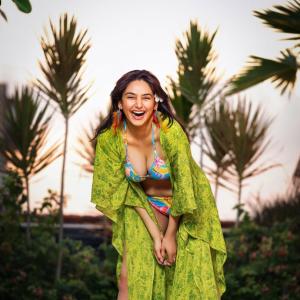 Ragini Dwivedi’s Vibrant Poolside Style Steals the Spotlight
