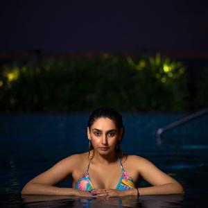 Ragini Dwivedi’s Vibrant Poolside Style Steals the Spotlight