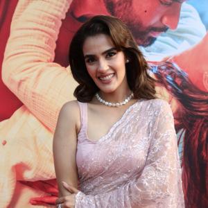 Kavya Thappar Looks Graceful in a Pastel Pink Saree