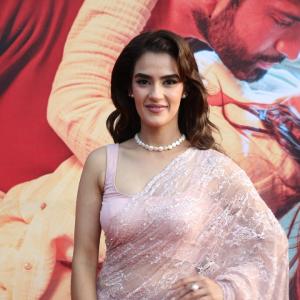 Kavya Thappar Looks Graceful in a Pastel Pink Saree