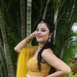 Meenakshi Jaiswal Glows in Traditional Jewellery and Yellow