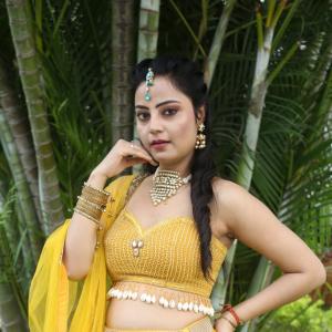 Meenakshi Jaiswal Glows in Traditional Jewellery and Yellow