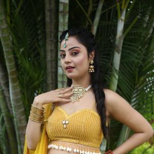 Meenakshi Jaiswal Glows in Traditional Jewellery and Yellow