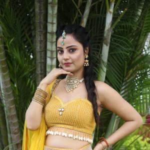 Meenakshi Jaiswal Glows in Traditional Jewellery and Yellow