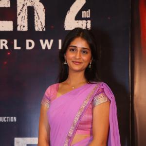 Sandhya Vasishta Looks Elegant in a Pink Saree