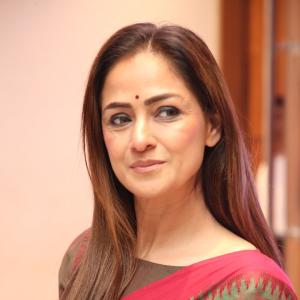 Simran Radiates Elegance in Traditional Saree