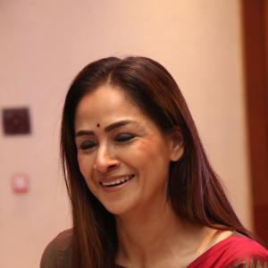 Simran Radiates Elegance in Traditional Saree