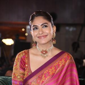 Mrunal Thakur’s Elegant Look in Traditional Saree and Jewelry