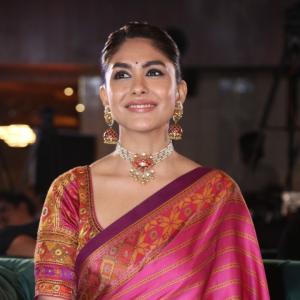 Mrunal Thakur’s Elegant Look in Traditional Saree and Jewelry