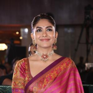 Mrunal Thakur’s Elegant Look in Traditional Saree and Jewelry