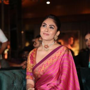 Mrunal Thakur’s Elegant Look in Traditional Saree and Jewelry