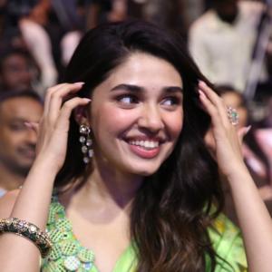 Actress Krithi Shetty Stunning Look in Green Saree