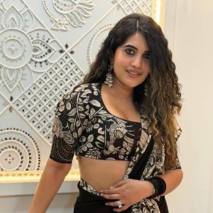 Classic Elegance of Anchor Sravanthi Chokkarapu in Black Saree