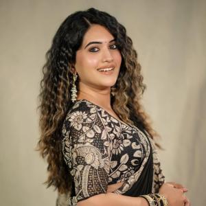 Classic Elegance of Anchor Sravanthi Chokkarapu in Black Saree