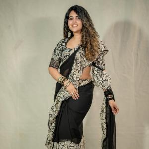 Classic Elegance of Anchor Sravanthi Chokkarapu in Black Saree