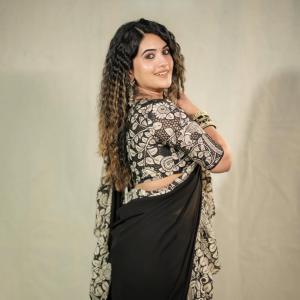 Classic Elegance of Anchor Sravanthi Chokkarapu in Black Saree