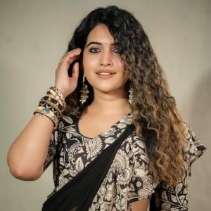 Classic Elegance of Anchor Sravanthi Chokkarapu in Black Saree