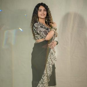 Classic Elegance of Anchor Sravanthi Chokkarapu in Black Saree