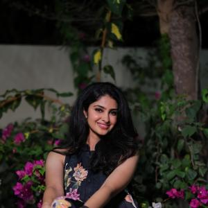 Modern Fashion of Actress Manasa Varanasi With Graceful Smile
