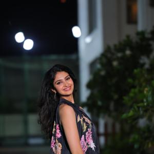 Modern Fashion of Actress Manasa Varanasi With Graceful Smile