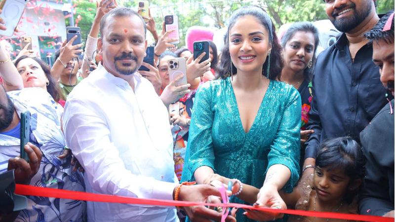 TV Host Sreemukhi’s New Venture Fursat Restaurant Opens in Hyderabad