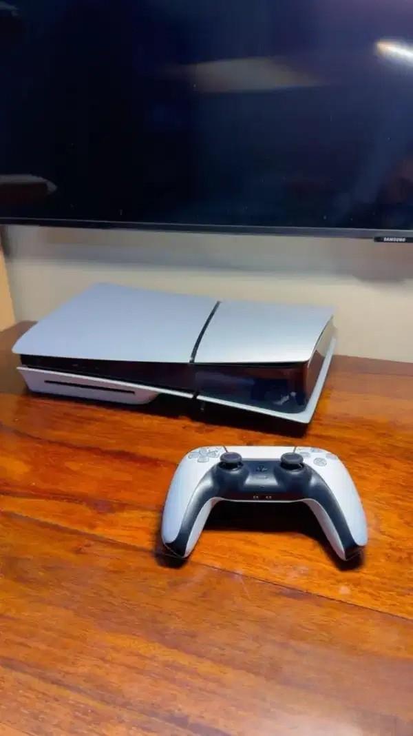 PS5 Slim Disc Edition With Controller and Box in Khar West