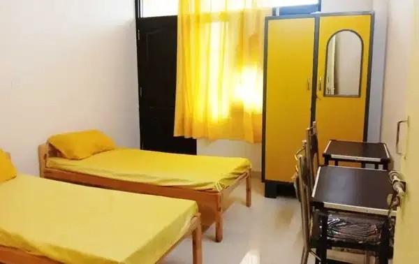 Male PG Near Bandra Kurla Complex – Fully Furnished AC Room