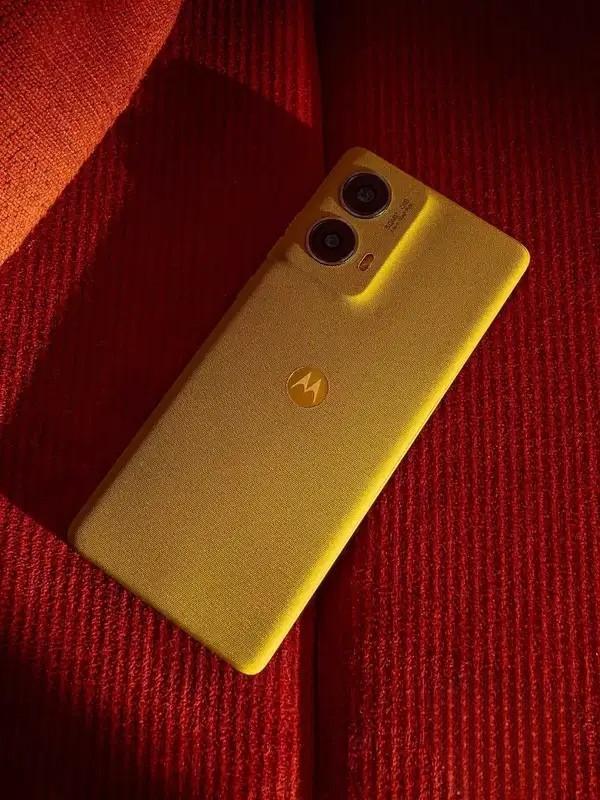 Moto G85 5G With Curved OLED 120Hz Display & Sony Camera