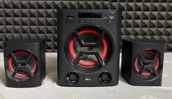 LG XBOOM 2.1 Speakers In Good Condition