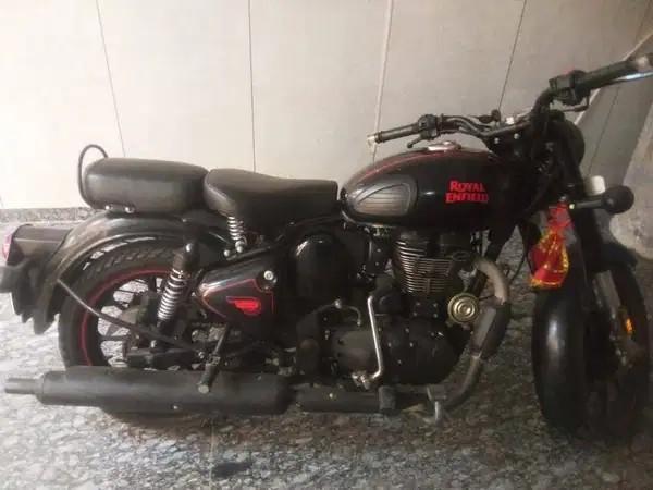 Royal Enfield Classic 350 2021 Model Black Second Owner ₹1.38 Lakh