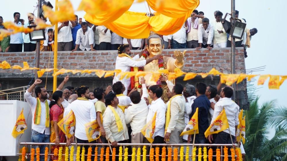 Taraka ratna Unviels NTR Statue