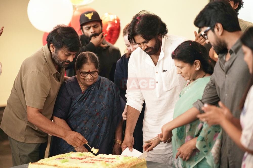 A Grand Feliciation To Pawan kalyan at Megastar Chiranjeevi House